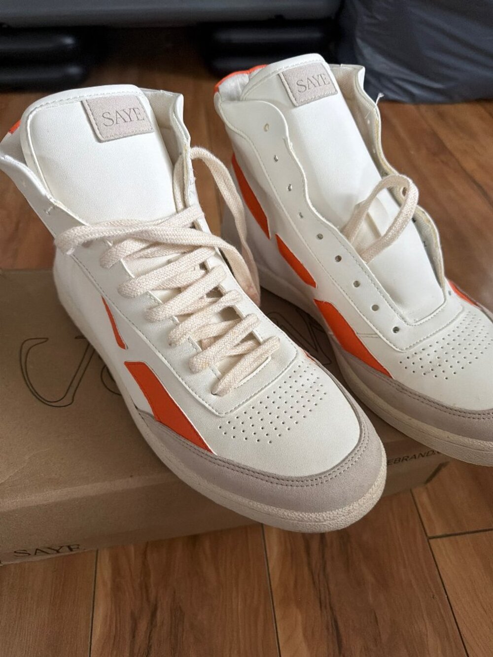 Saye  Modelo 89 Vegan Sneakers in White Orange Shoes Vintage